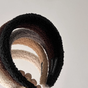 Franse retro dikke lamswollen hoofdband in aardetinten met handgemaakt label