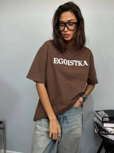 Oversize καφέ μπλουζάκι από 100% βαμβάκι με λευκό τύπωμα για καλοκαιρινό στυλ δρόμου