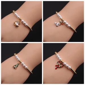 Bracelet ajustable en perles avec breloques de cloches, chaussettes et sapins de Noël