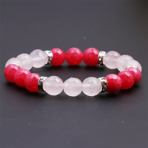 Bracelet en perles d'agate rouge et rose avec des intercalaires en argent sertis de diamants