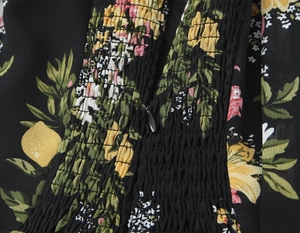 Detail eines Blumenmusters-Kleides mit gesmokter Taille und hochwertigem Reißverschluss