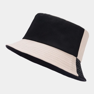 Détail du bob bicolore montrant les coutures contrastées et la toile de coton de haute qualité