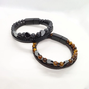 Bracciale in pelle intrecciata con perle di ematite e ciondolo a cuore e chiusura magnetica
