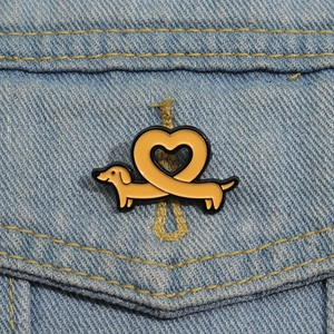 Detailansicht der herzförmigen Dackel-Emaille-Anstecknadel an einer Jeansjacke