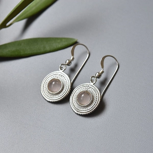 Orecchini pendenti in argento con pietra occhio di gatto rosa e trama intrecciata vintage