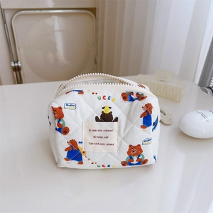 Vue détaillée de la trousse en coton matelassé avec ours mignons et fermeture éclair