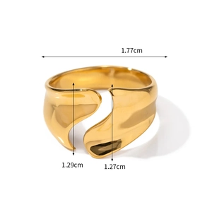 Détail montrant la largeur 1,77 cm d'une bague chunky en acier inoxydable doré irrégulier