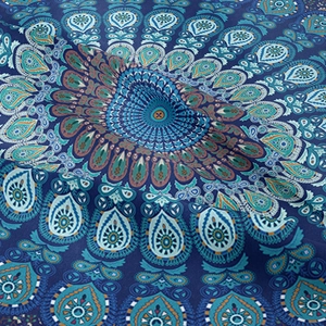 Gros plan sur le tissu d'une tapisserie mandala bohème aux motifs bleus complexes