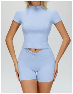 Dettaglio completo completo yoga azzurro con collo alto a zip e pantaloncini a incrocio