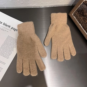 Details von kamelfarbenen Strickhandschuhen mit gerippten Bündchen und Wollmischung