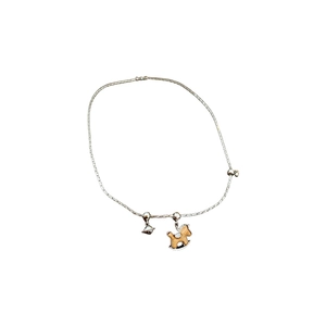 Collier chaîne argentée avec pendentif cheval en bois et triangle argenté sur fond blanc