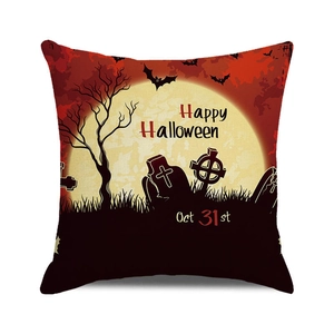 Détail de l'imprimé Happy Halloween sur housse de coussin carrée en lin avec design