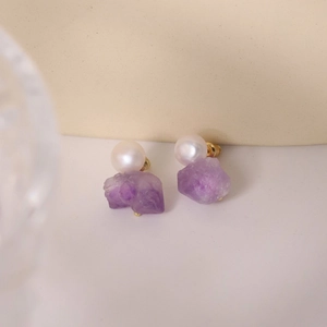 Detailansicht der natürlichen Amethyst-Rohstein und eleganten weißen Süßwasserperlen-Ohrstecker