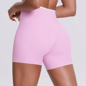 Gros plan du short de yoga sans couture rose à taille haute montrant l'effet galbant