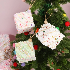 Detail von Macaron-Geschenkkarton-Anhängern mit Schaumstoffperlen am Weihnachtsbaum
