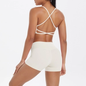 Détail du dos croisé et du short taille haute pour cet ensemble de yoga blanc crème