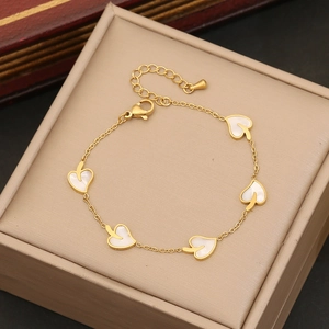 Bracelet chaîne dorée élégant avec cinq breloques cœurs blancs et fermoir ajustable