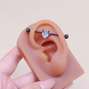 Piercing industriale con cuore di diavolo in zircone nero per l'orecchio