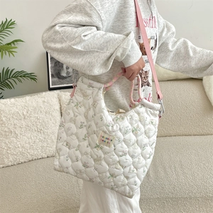 Sac fourre-tout matelassé blanc à motif de lapin et bandoulière rose sur modèle