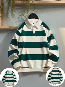 Gros plan sur un polo en maille à rayures vertes et blanches avec poignets et col côtelés