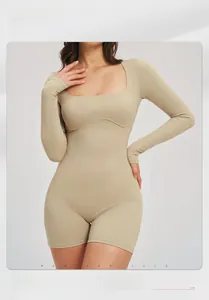 Détail de l'encolure carrée et du tissu élastique de ce body kaki à manches longues