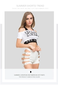 Makro-Detail von weißen Damen-Shorts mit Hohl-Schnallen und bedrucktem Crop-Top