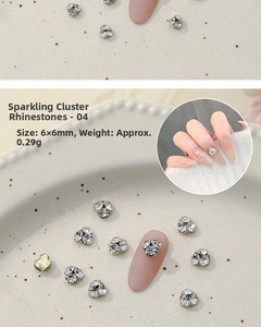 Détail macro de strass pour nail art de 6x6mm avec base argentée sur un plateau
