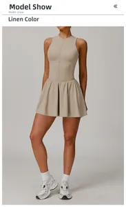 Vue mannequin de la robe de sport couleur lin avec col montant zippé et bas plissé