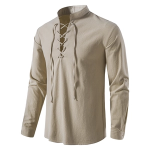 Detail van heren linnen Henley shirt met vetersluiting V-hals en opstaande kraag design