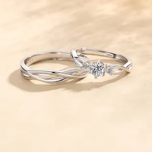 Dettaglio di anelli per coppia in argento S925 con diamante a sei punte e design a corda