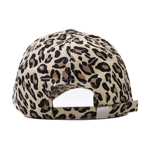 Détail de la casquette léopard avec sangle arrière réglable et boucle en métal argenté