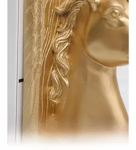 Detaillierte Nahaufnahme der kunstvoll geschnitzten Texturen der goldenen Einhorn-Skulptur
