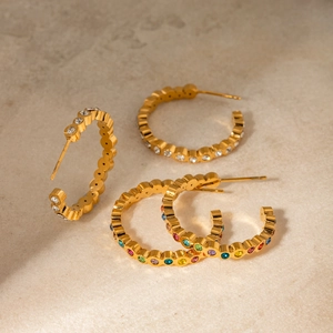 Minimalistische 18k Gold Edelstahl Creolen mit weißen und bunten Zirkonia Steinen