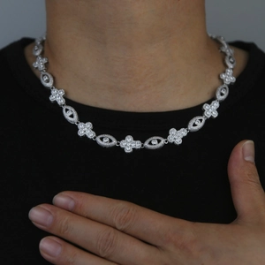 Détail d'un collier en argent serti de pierres transparentes porté par un mannequin