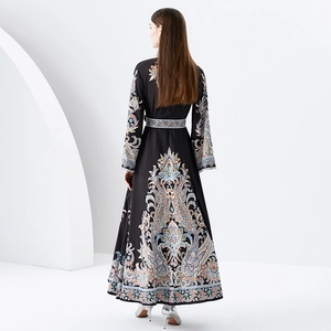 Elegante vista posteriore di un abito lungo nero con stampa paisley e maniche lunghe