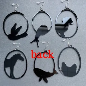 Minimalistisches schwarzes Acryl-Ohrringset mit Tier-Silhouetten wie Hund und Katze