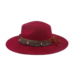 Dettaglio di un cappello fedora bordeaux a tesa larga con fascia a motivi etnici