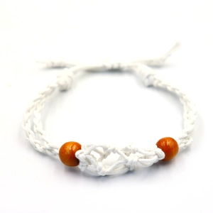 Detailansicht eines weißen handgewebten Armbands mit braunen Holzperlen