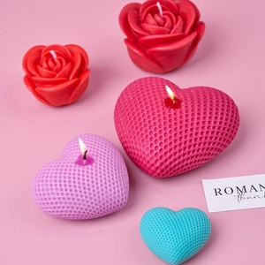 Candele profumate a cuore intrecciato e rosa con trama a nido d'ape in colori vivaci