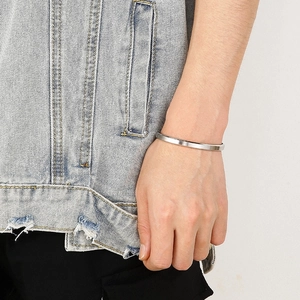Brazalete minimalista de acero inoxidable cepillado plateado de 6mm para hombre en la muñeca