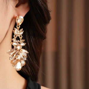 Détail de boucles d'oreilles vintage champagne en forme de goutte sur un mannequin