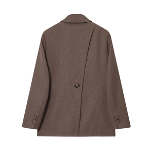 Vue détaillée du dos d'un blazer marron avec fente asymétrique et poignets boutonnés