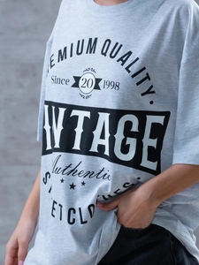 Ρετρό ανοιχτό γκρι βαμβακερό T-shirt με vintage γράμματα σε χαλαρό street style στυλ