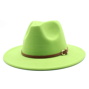Detail van een felgroene vilten fedora met bruine leren band en gouden gesp
