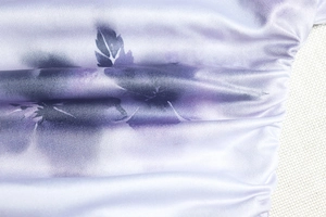 Vue macro de l'imprimé feuille violette sur tissu sergé montrant les motifs textiles