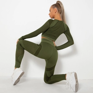 Dettaglio della trama del set yoga verde oliva senza cuciture con leggings in mesh