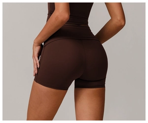 Vue macro du short de yoga marron café à taille haute avec poche latérale et effet galbant