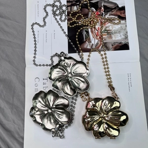 Exquisite flower-shaped metal mini chain bags in polished gold and silver finishes