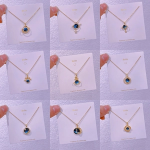 Collane dorate con ciondoli a tema stellare e pietre blu scuro stile galassia