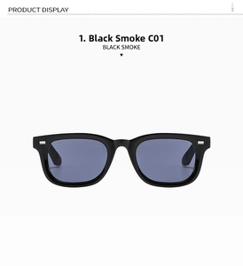 Vue détaillée de lunettes de soleil noires carrées avec des accents métalliques élégants